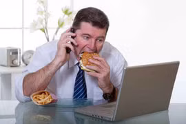 Sai lầm khi ăn trưa dễ gây bệnh