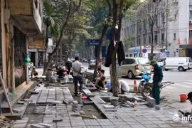 Hà Nội lại đào đường lát đá vỉa hè, phố phường bụi mù mịt