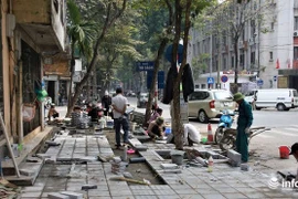 Hà Nội lại đào đường lát đá vỉa hè, phố phường bụi mù mịt