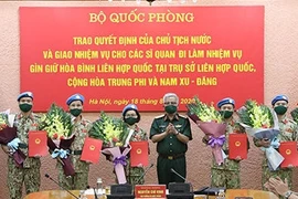 Trao quyết định của Chủ tịch nước về công tác cán bộ