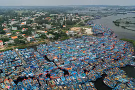 Cảng Sa Kỳ chật cứng tàu neo đậu tránh bão