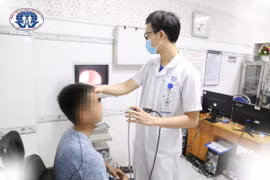 Đi rừng bắt ếch vắt chui vào mũi