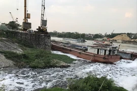 Nước đen hôi thối đe dọa nhà máy nước sạch