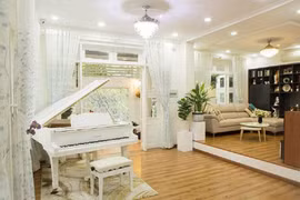 Bị chê “phòng khách lỗ mũi”, Vy Oanh khoe biệt thự hoành tráng