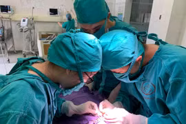 Trẻ hay nghiêng đầu, lưu ý lác mắt