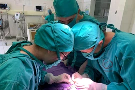 Trẻ hay nghiêng đầu, lưu ý lác mắt