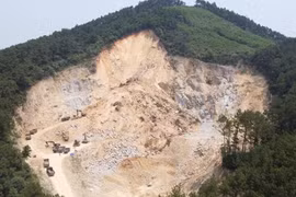Công ty TNHH Hùng Bình: Khai thác đá không đúng thiết kế gây sạt lở đất rừng