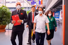 Thầy Mike Miller, Hiệu trưởng Trường SNA đưa Bộ trưởng Nguyễn Kim Sơn và các đại biểu đi tham quan trường.