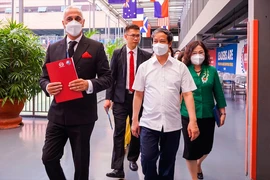 Thầy Mike Miller, Hiệu trưởng Trường SNA đưa Bộ trưởng Nguyễn Kim Sơn và các đại biểu đi tham quan trường.