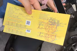 Người dân cuống cuồng, "rồng rắn" xếp hàng đi mua bảo hiểm xe máy, ô tô