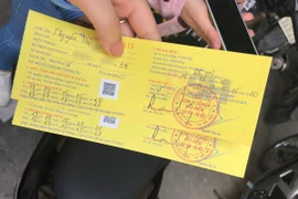 Người dân cuống cuồng, "rồng rắn" xếp hàng đi mua bảo hiểm xe máy, ô tô