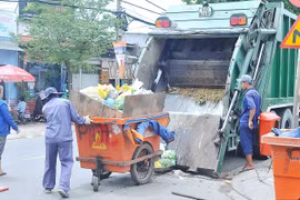Phí thu gom rác ở TPHCM tăng không đồng nhất