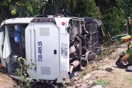 Vụ lật xe khách khiến 15 người chết diễn ra thế nào?