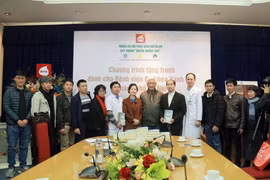 Mạng xã hội Phật giáo Butta và họa sĩ Kim Đức tặng 50 bức tranh trang trí Bệnh viện Đa khoa Xanh Pôn