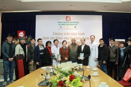 Mạng xã hội Phật giáo Butta và họa sĩ Kim Đức tặng 50 bức tranh trang trí Bệnh viện Đa khoa Xanh Pôn