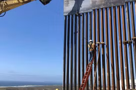 Tường biên giới 10 tỷ USD "không thể vượt qua" của ông Trump bị cưa thủng