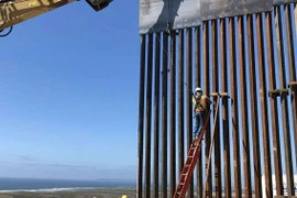 Tường biên giới 10 tỷ USD "không thể vượt qua" của ông Trump bị cưa thủng