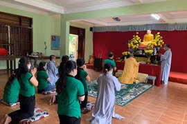 Khán giả nhiều nơi cúng 49 ngày cho Phi Nhung