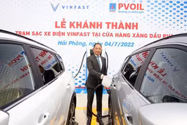 Ông Cao Hoài Dương, Chủ tịch Hội đồng Quản trị PVOIL sạc xe VinFast e34.