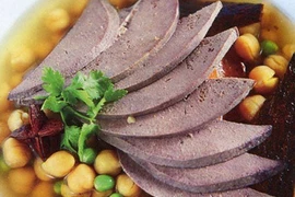 Gan lợn hầm đậu đen phục hồi cơ thể suy nhược