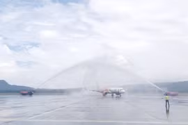 Nghi thức phun vòi rồng đón đoàn khách du lịch quốc tế đầu tiên đến Việt Nam.