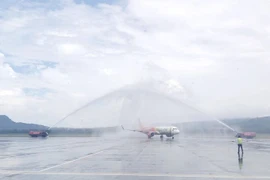 Nghi thức phun vòi rồng đón đoàn khách du lịch quốc tế đầu tiên đến Việt Nam.