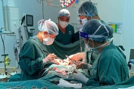 Các phẫu thuật viên Khoa Ngoại I, Bệnh viện Ung Bướu TPHCM đang phẫu thuật cho người bệnh.