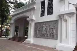 Gỡ bỏ phù điêu có hình hiệu trưởng ĐH Mỹ thuật