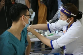 Vắc-xin ngừa COVID-19 không an toàn 100% với đại dịch