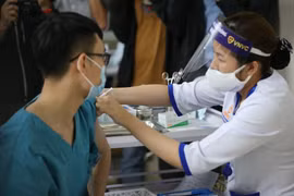 Vắc-xin ngừa COVID-19 không an toàn 100% với đại dịch