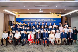30 bạn sinh viên nhận Học bổng Khoa học Công nghệ Đào tạo Thạc sĩ, Tiến sĩ Du học nước ngoài của Tập đoàn Vingroup Khoá 2022 chụp hình lưu niệm cùng các đại biểu tham dự buổi lễ.