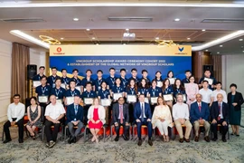 30 bạn sinh viên nhận Học bổng Khoa học Công nghệ Đào tạo Thạc sĩ, Tiến sĩ Du học nước ngoài của Tập đoàn Vingroup Khoá 2022 chụp hình lưu niệm cùng các đại biểu tham dự buổi lễ.