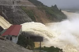 Hà Tĩnh: Các hồ đập lớn đồng loạt xả tràn, sơ tán khẩn hàng ngàn hộ dân