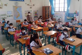 Học sinh Trường Tiểu học Thạnh An, huyện Cần Giờ đi học từ ngày 20/10.