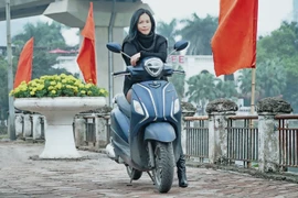 Chị Phạm Thanh Huyền bên chiếc Yamaha Grande.