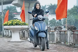 Chị Phạm Thanh Huyền bên chiếc Yamaha Grande.