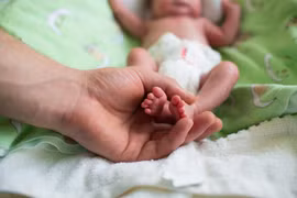 Kiểm tra kỹ bao tay, bao chân trước khi đi cho trẻ sơ sinh 