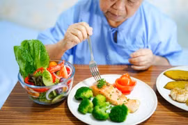 Chăm sóc người cao tuổi vượt qua dịch Covid-19