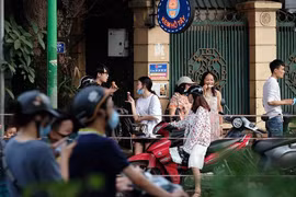 Bất chấp dịch COVID-19, cả trăm người vẫn xếp hàng thưởng thức kem Hồ Tây