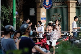 Bất chấp dịch COVID-19, cả trăm người vẫn xếp hàng thưởng thức kem Hồ Tây