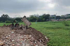 Thanh Trì – Hà Nội: Bất lực trước hoạt động đổ trộm phế thải xây dựng?