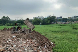 Thanh Trì – Hà Nội: Bất lực trước hoạt động đổ trộm phế thải xây dựng?