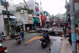 Cột điện ngã đổ