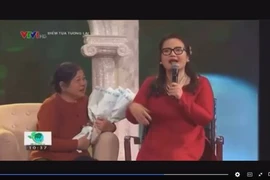 Hình ảnh doanh nhân Hoàng Hường (phải) và "diễn viên" đóng quảng cáo thuốc của doanh nghiệp này được đưa trên VTV1 