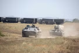 Video Tăng thiết giáp Nga diễn tập kiểm tra sẵn sàng chiến đấu