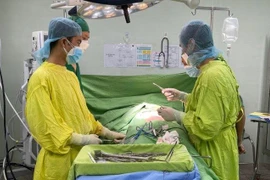 Ekip phẫu thuật cho chị T.