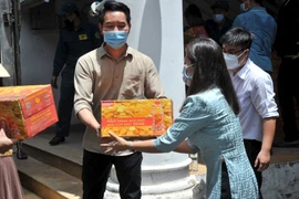 Cả nước tiếp thêm năng lượng cho các y bác sĩ tuyến đầu chống dịch