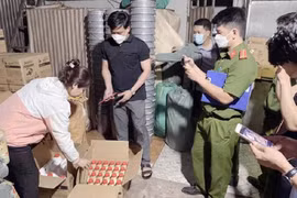 Các sản phẩm dầu nhớt giả của nhóm đối tượng bị cơ quan công an thu giữ.