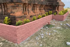 Tu bổ di tích Tháp Chăm nghìn năm tuổi bằng... bê tông