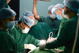  Cắt bướu giáp khổng lồ